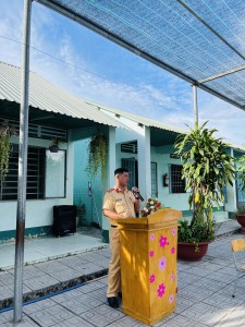 Thượng úy Thái Trọng Nhân cán bộ đội CSGT trật tự công an thị xã Bến Cát tuyên truyền về An toàn giao thông tại trường tiểu học Thới Hòa